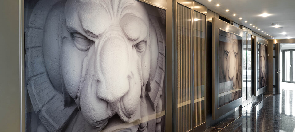 Le decorazioni del corridoio di accesso alla Katara Suite, al settimo piano dell'Excelsior Hotel Gallia di Milano