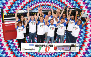 Il team della divisione inkjet di Agfa Graphics Italia insieme ai signori Molteni, titolari di Grafservice, e ai dipendenti.