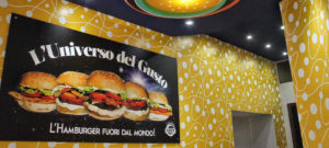 Zeta Solutions ha curato il progetto dell’allestimento del ristorante Galaxy Burger, dallo studio della grafica alla creazione dei contenuti, al design degli spazi. L’intervento ha previsto l’applicazione di carta da parati personalizzata – stampata con tecnologia HP Latex – e di pannelli decorati stampati in digitale. Anche mobili, vetri e illuminazione sono stati prodotti dall’azienda astigiana.
