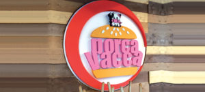 il logo della catena di fast food Porca Vacca, in una versione che sfrutta il connubio fra 3D e Visual Magnetics per ottenere un oggetto componibile e riposizionabile.