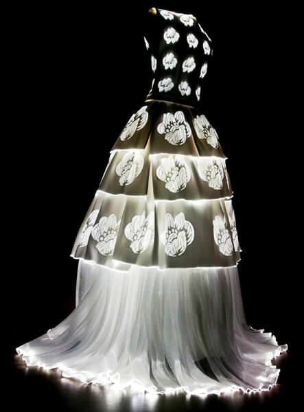 Il primo abito da sposa luminoso, creato con un tessuto Jacquard in seta e fibra ottica.