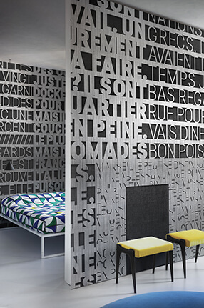 Le parole diventano elementi di design: qui sopra la proposta di LondonArt Les Docks di Alfonso Femia. 