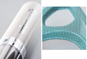 L’hot foil è molto usato in ambito cosmetico, un perfetto accordo di resistenza, estetica, versatilità e costi. L’Insert Molding è una tecnica più complessa, raffinata e costosa, che presenta però resistenze maggiori e può essere applicata anche su disegni in continuo applicati su pezzi dalla geometria tridimensionale complessa. Il disegno viene accoppiato a caldo su un supporto plastico, termoformato sottovuoto e fustellato. Viene poi inserito nella cavità di stampaggio e retroiniettato. In queste foto, alcune delle soluzioni decorative realizzate con materiali e le tecnologie Luxoro Kurz.