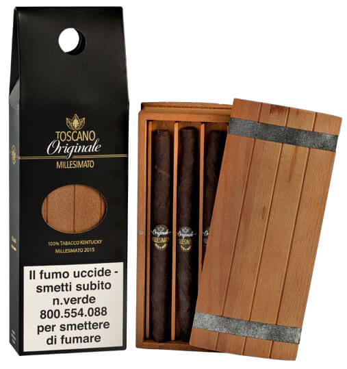 Una confezione che esprime l’innovazione dell’unione del tabacco kentucky fermentato con vino rosso della zona di Montalcino per il Toscano Originale Millesimato. Il cofanetto in legno naturale presenta inserti in ecopelle a ricordare i cerchi delle botti in cui il vino viene messo a riposare, mentre l’astuccio esterno ha la forma tipica delle scatole con cui il vino viene venduto dalle enoteche