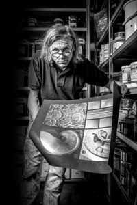 Lorenz Bögli nel suo atelier a Müntschemier, Svizzera