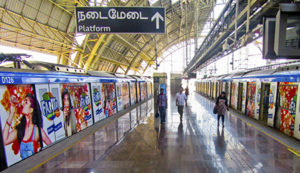 In India, a Chennai (l’antica Madras), una domination ferroviaria che non utilizza solo gli avvolgimenti dei convogli ma anche l’interno dei vagoni e l’area delle stazioni, saturando ogni spazio disponibile.