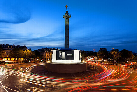 A Parigi una delle piazze più celebri, la Bastiglia, è stata dominata a lungo dal grande pannello luminoso che JCDecaux ha curato per Huawei. Ma la capitale francese ha tanta classe da nobilitare anche le edicole, le pensiline, i gabinetti! 