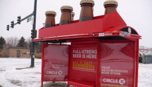 Pensilina di fermata d’autobus “birra” stampata in 3D da Media Resources. Ogni coppia di bottiglie è stata stampata in 10 ore.